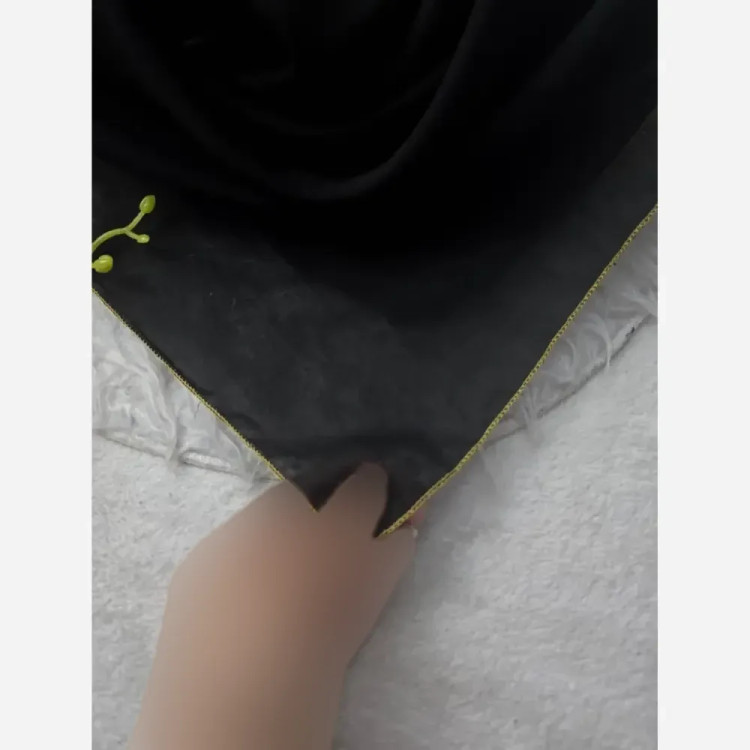روسری کرپ حریر دور دوزی ابعاد 100 در 100 سانتیمتر