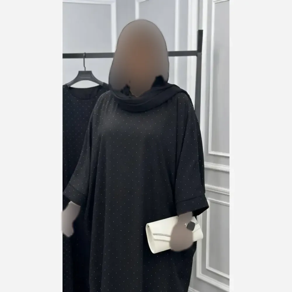 عبای زنانه مدل آلکا جنس داکرون سوزن دوزی شده رنگ مشکی فری سایز