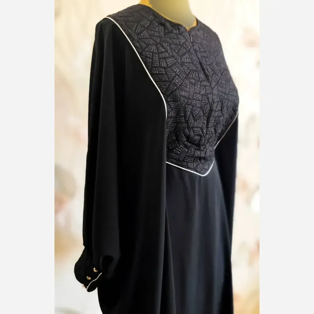 عبا زنانه مدل حسنا جنس کرپ الیزه مشکی زیپدار و فری سایز