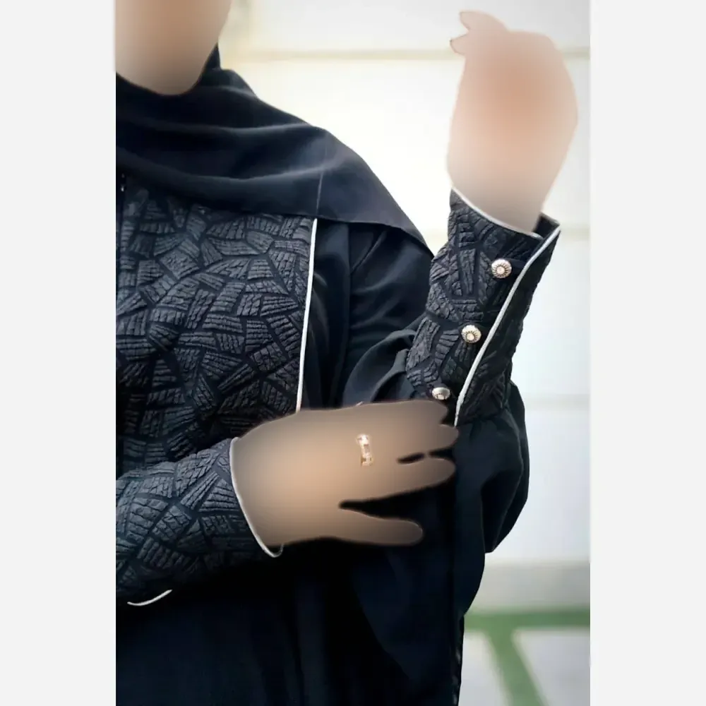 عبا زنانه مدل حسنا جنس کرپ الیزه مشکی زیپدار و فری سایز