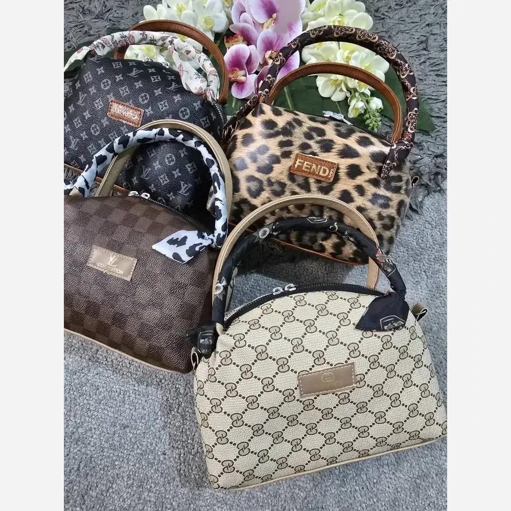 کیف دوشی زنانه مدل مژگان جنس چرمی با بند بلند ابعاد 17 در 22 سانتیمتر