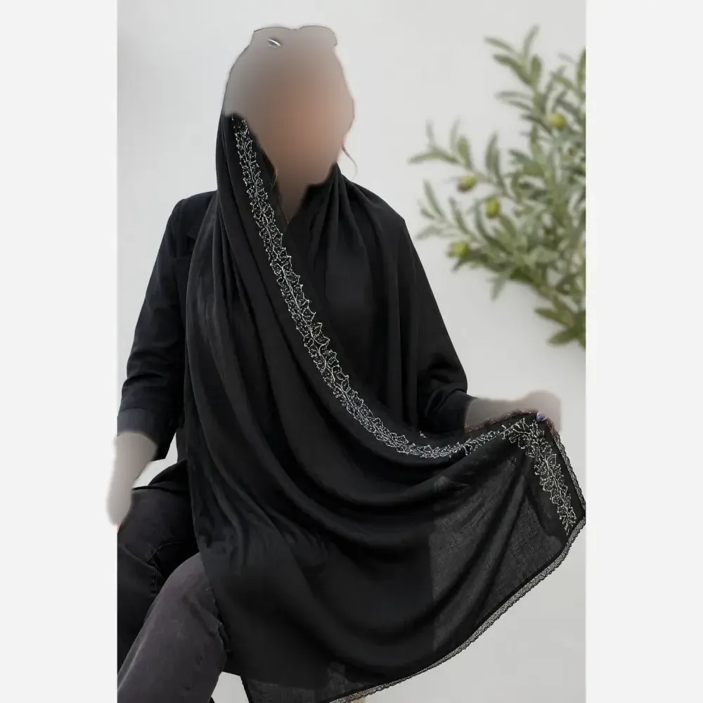 شال مجلسی گلدوزی شده جنس کریشه پلاس با حاشیه دانتل ابعاد 180 در 62 سانتیمتر