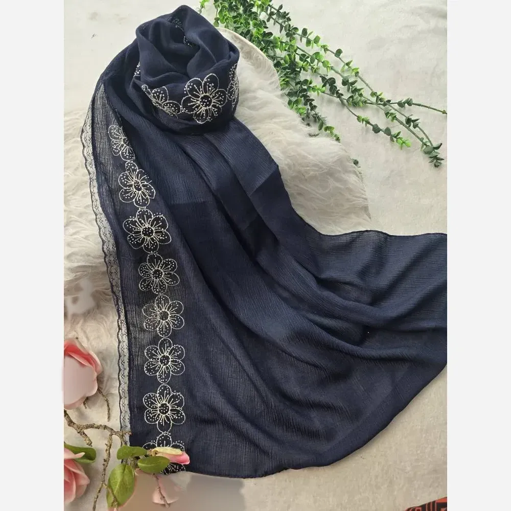 شال مجلسی گلدوزی شده جنس کریشه پلاس با حاشیه دانتل ابعاد 180 در 62 سانتیمتر