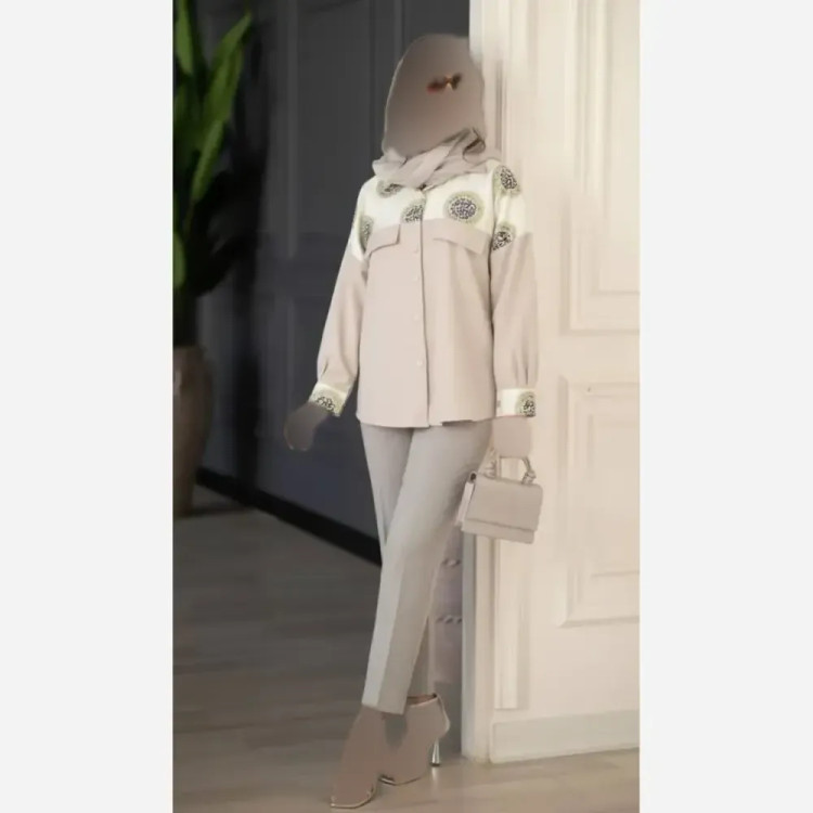 مانتو نگارین جنس کتان با خرجکار جواهر دوزی در رنگبندی متنوع و سایزبندی یک و دو