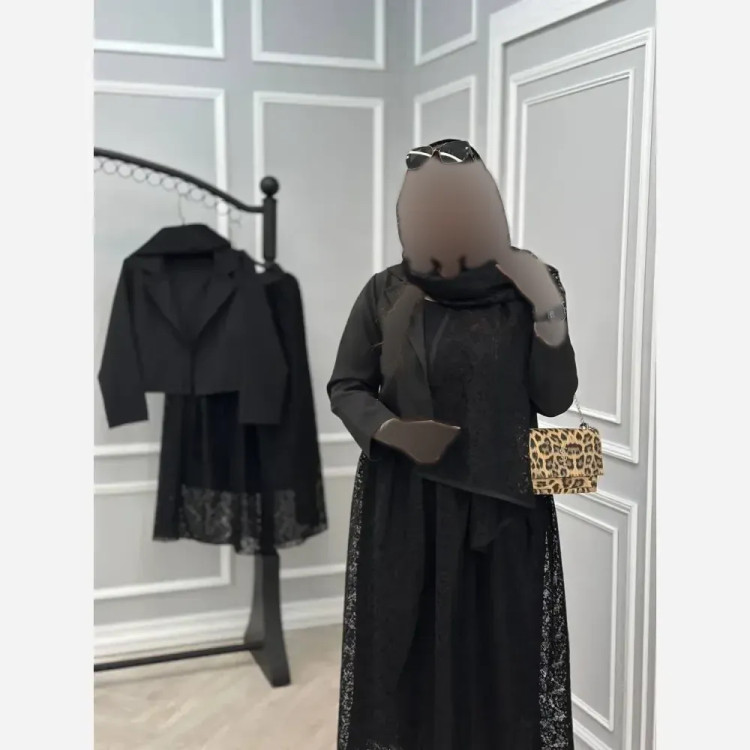 ست سه تیکه زنانه روژین شامل کت کرپ مازراتی و دامن و شال گیپور رنگ مشکی فری سایز