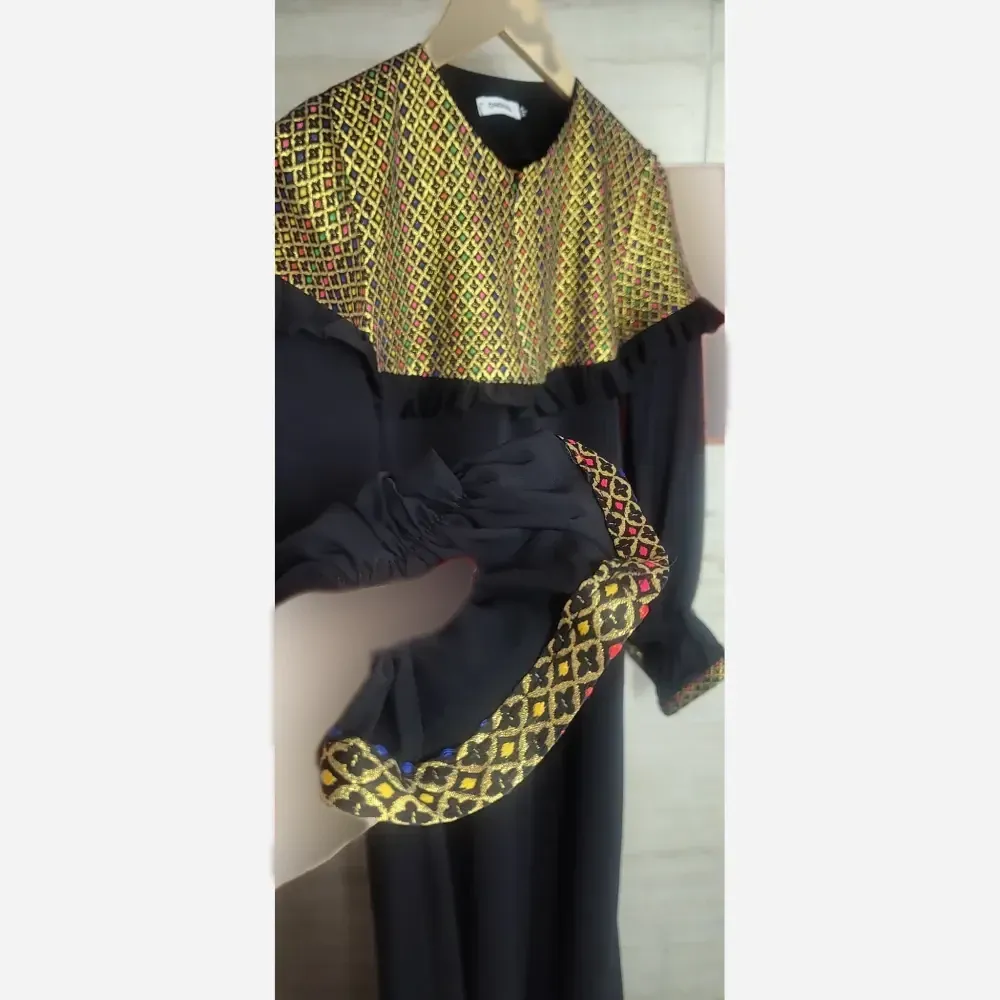 عبا زنانه طرح دنیا جنس الیزه و خرجکار تافته هندی رنگ مشکی سایز 40 تا 60 (2)