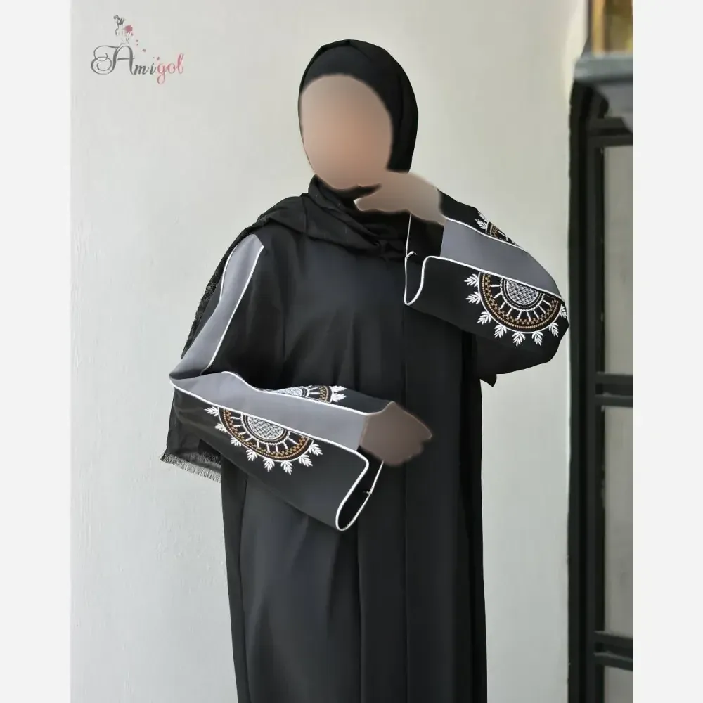 مانتو عبایی خورشید جنس کرپ ندا اماراتی گلدوزی شده با دکمه مخفی