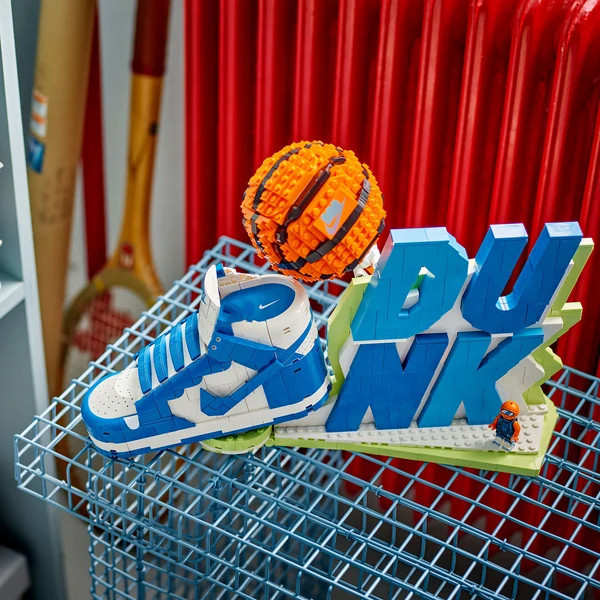 ساختنی 1180 تکه نایک با قابلیت پرتاب توپ مدل کتونی جردن طرح Nike Dunk کد 45188