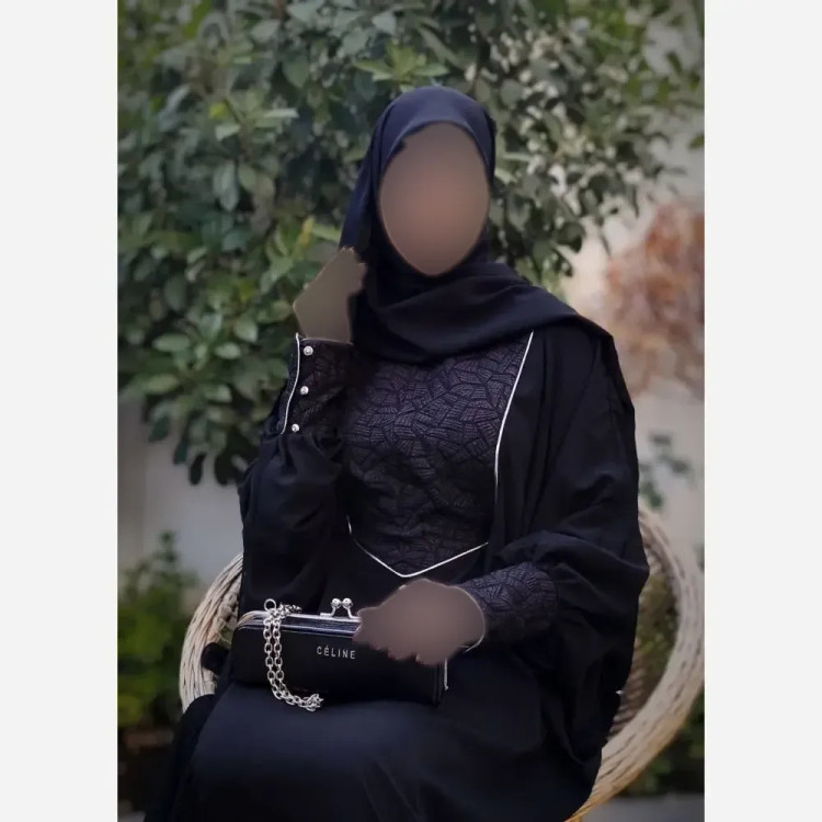 عبا زنانه مدل حسنا جنس کرپ الیزه مشکی با زیپ مخفی و بند تنظیم کمر فری سایز