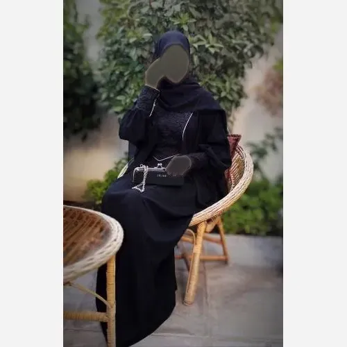 عبا زنانه مدل حسنا جنس کرپ الیزه مشکی با زیپ مخفی و بند تنظیم کمر فری سایز