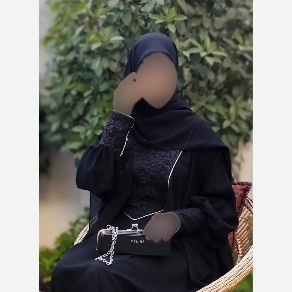 عبا زنانه مدل حسنا جنس کرپ الیزه مشکی با زیپ مخفی و بند تنظیم کمر فری سایز