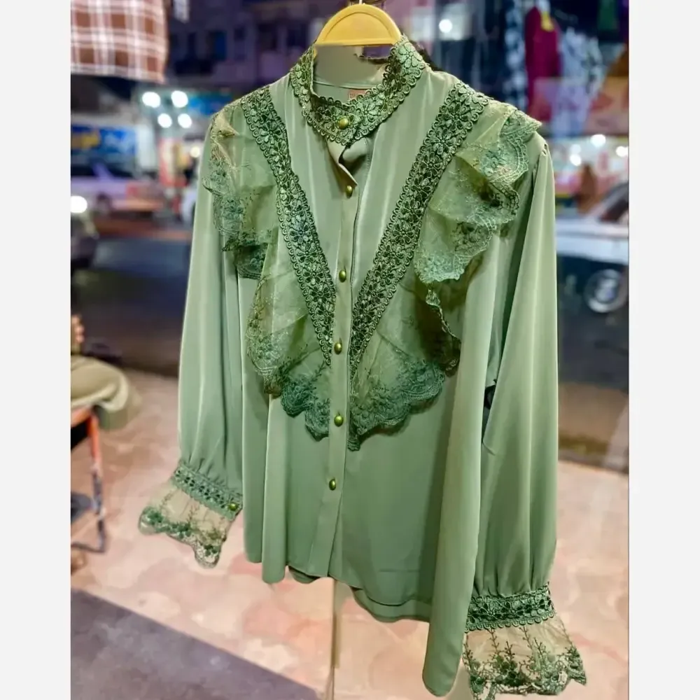 شومیز مجلسی زنانه مزون دوز جنس الیزه با خرج کار گیپور ترک سایز 40 تا 52