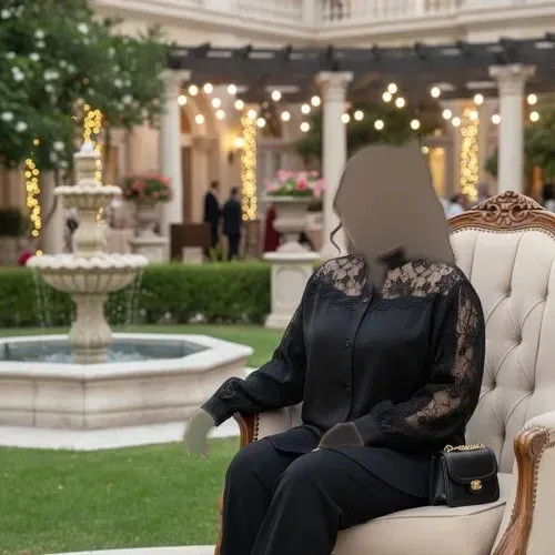 شومیز زنانه مدل شیفته جنس کرپ الیزه مشکی با خرجکار نوار قلاببافی و تور سایز 38 تا 60