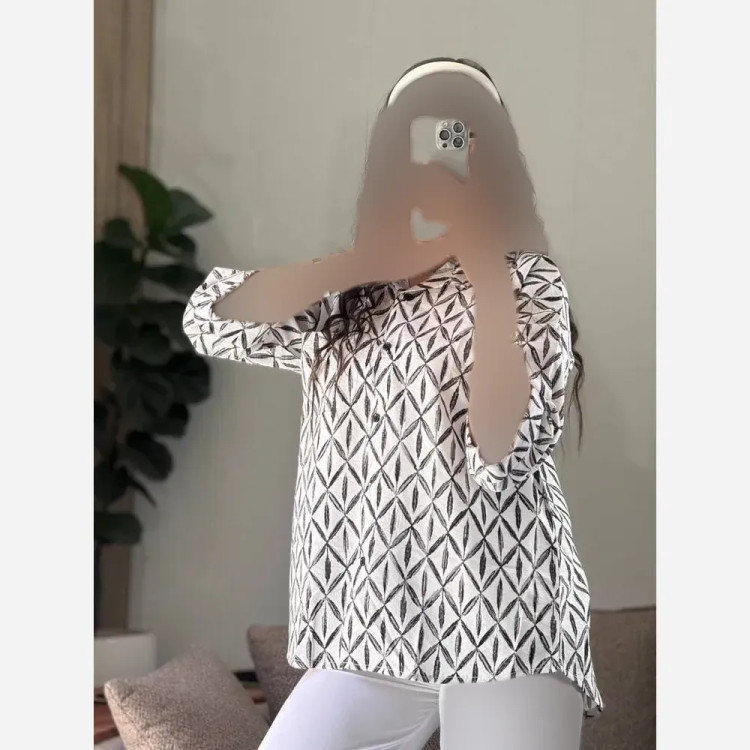 شومیز زنانه طرح دار مدل ژیکان جنس پارچه پری ترک فری سایز