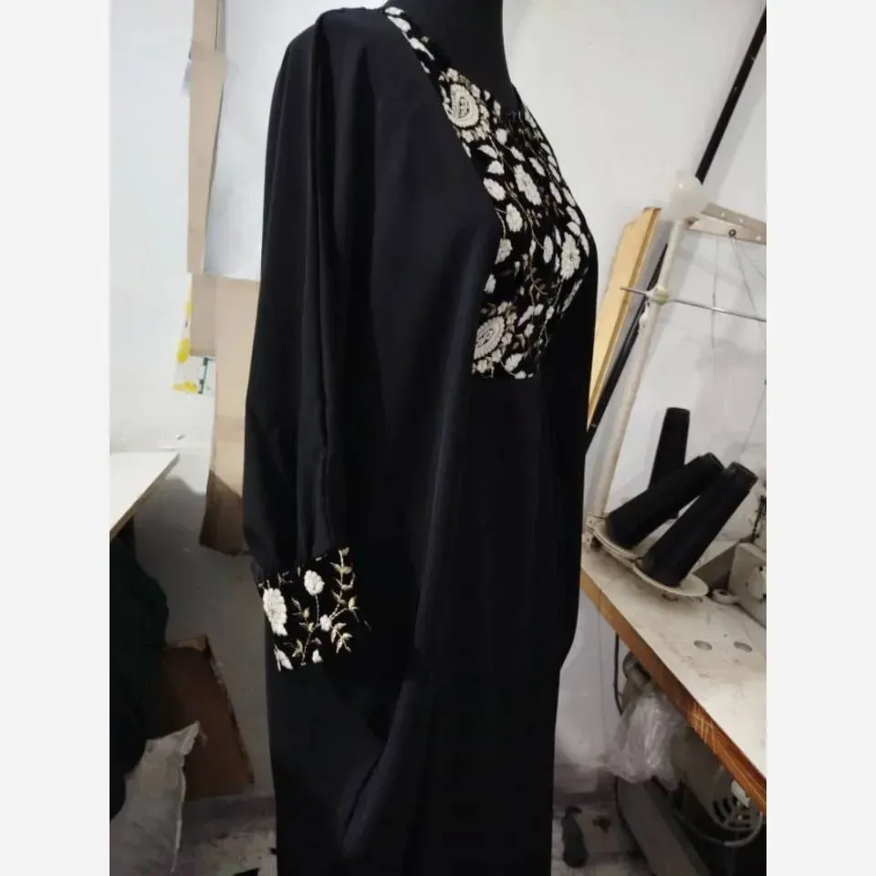 مانتو عبایی سوزن دوزی طرح 1 جنس الیزه درجه یک فری سایز