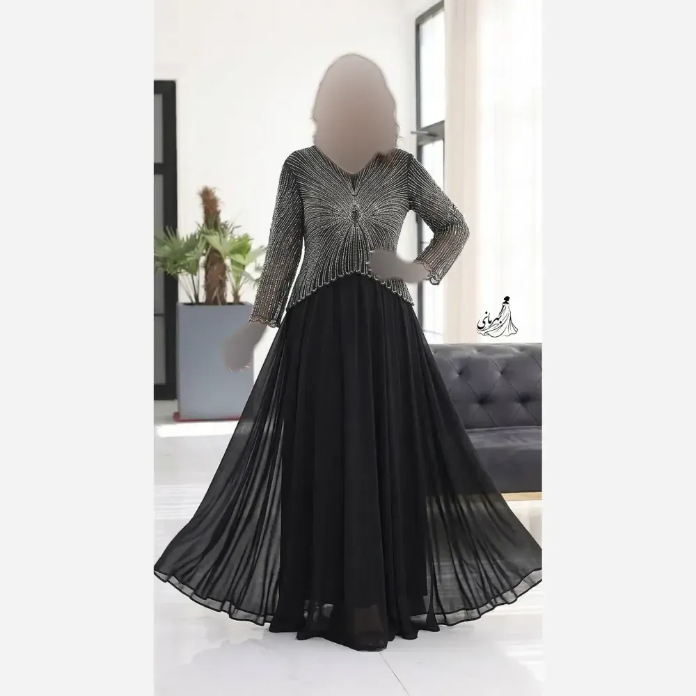 ماکسی سایز بزرگ مجلسی حریر درجه یک مشکی نگین دار و مروارید دوزی شده کاپدار سایز 46 تا 56