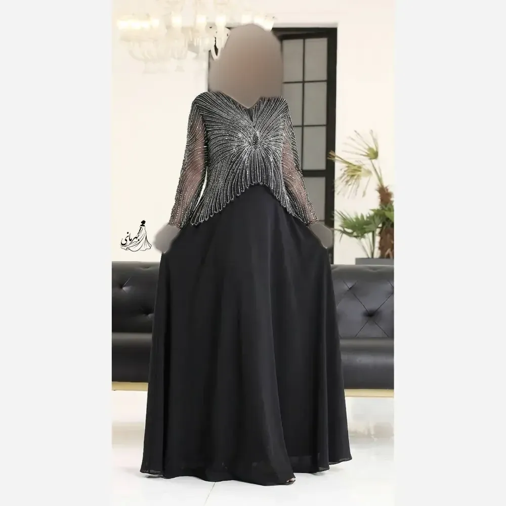 ماکسی سایز بزرگ مجلسی حریر درجه یک مشکی نگین دار و مروارید دوزی شده کاپدار سایز 46 تا 56