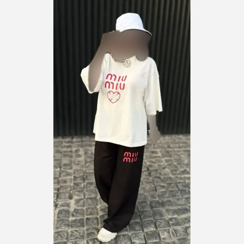 ست تیشرت شلوار زنانه miu miu جنس پنبه گلکسی فری سایز رنگ مشکی و سفید