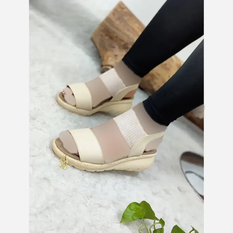 صندل طبی لژدار زنانه مدل برفی چرم مصنوعی رنگ مشکی و کرم