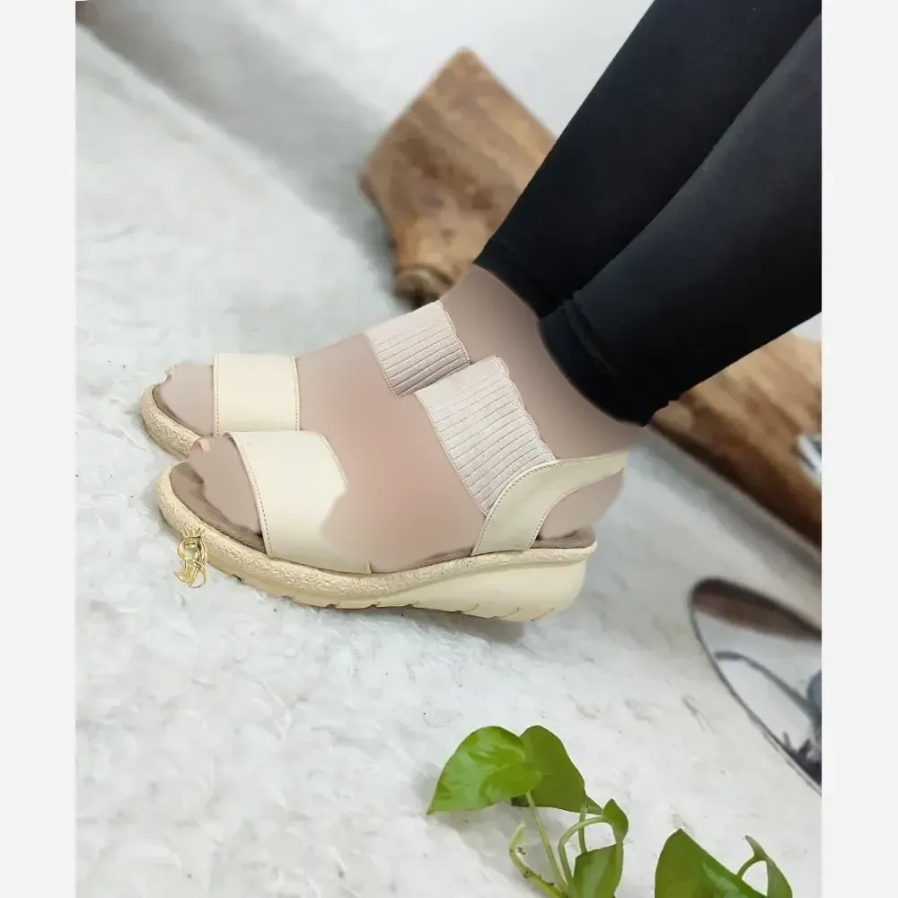 صندل طبی لژدار زنانه مدل برفی چرم مصنوعی رنگ مشکی و کرم