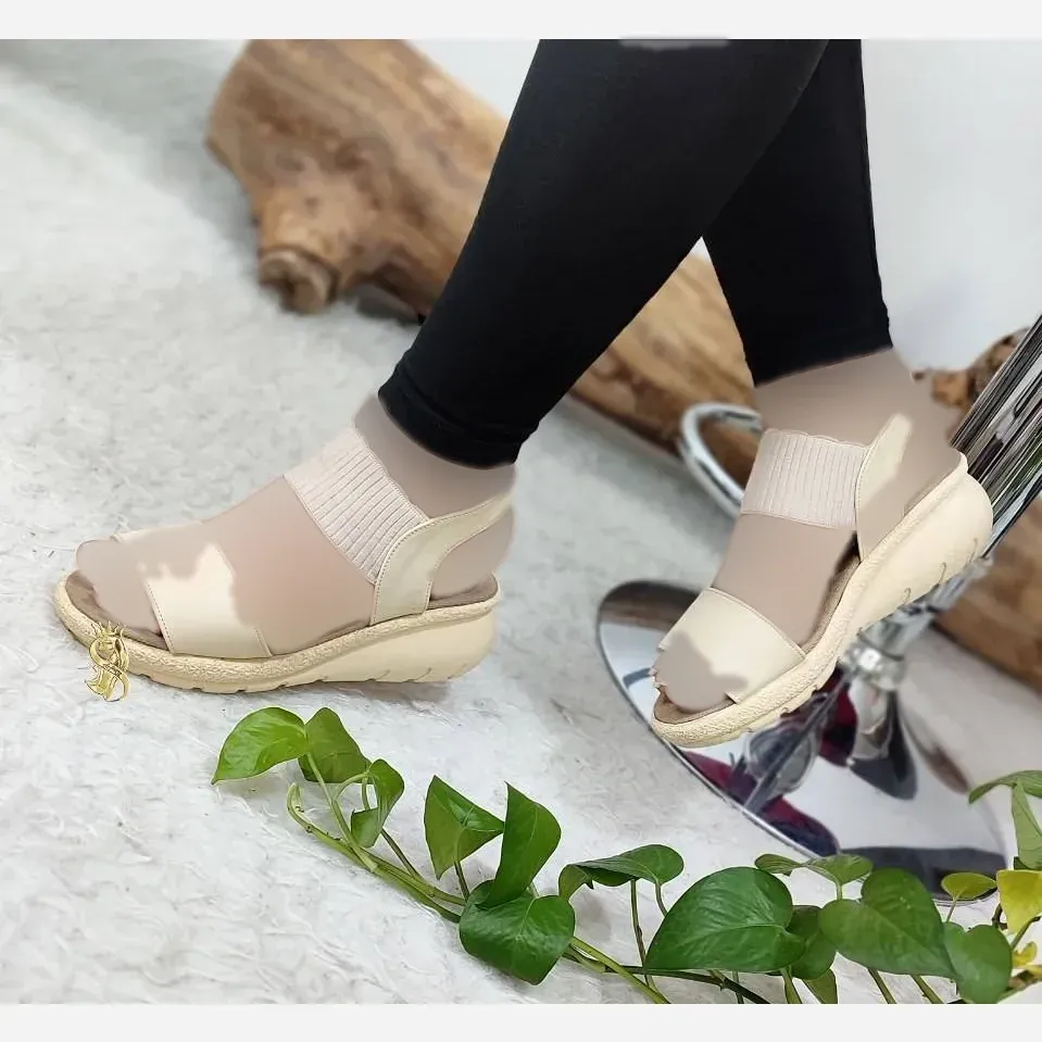 صندل طبی لژدار زنانه مدل برفی چرم مصنوعی رنگ مشکی و کرم