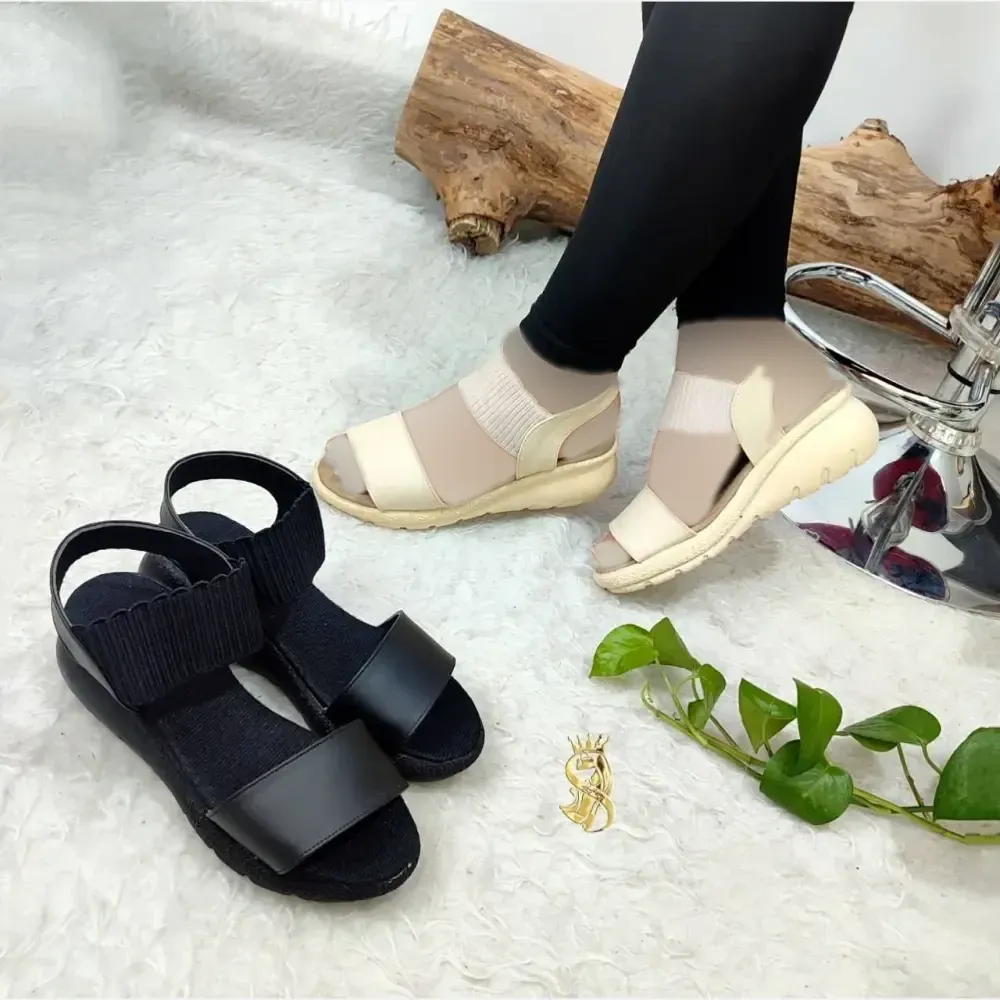 صندل طبی لژدار زنانه مدل برفی چرم مصنوعی رنگ مشکی و کرم
