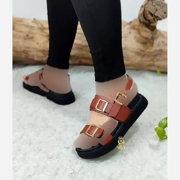 صندل طبی زنانه مدل سه سگک چرم صنعتی رویه چرم رنگ عسلی و کرم