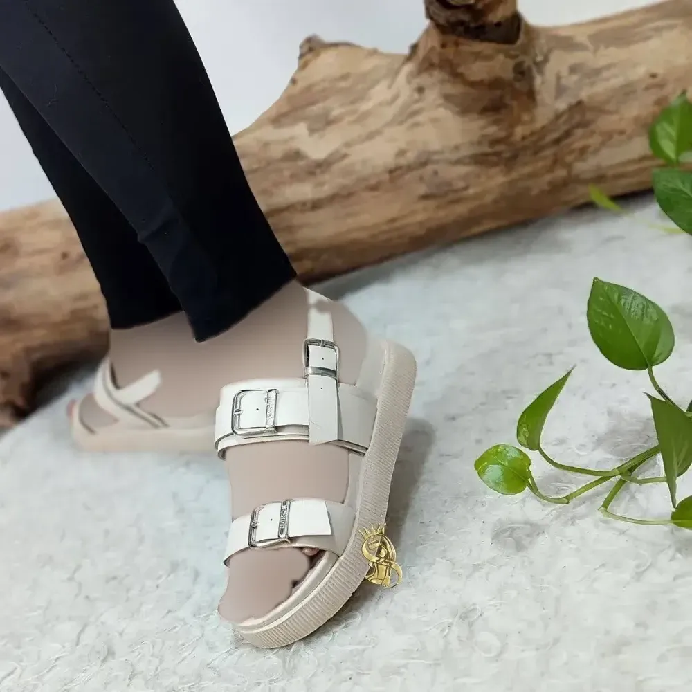 صندل طبی زنانه مدل سه سگک چرم صنعتی رویه چرم رنگ عسلی و کرم