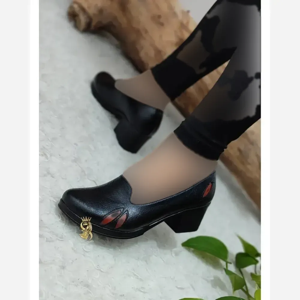 کفش طبی زنانه چرم صنعتی مدل برگی رنگ مشکی