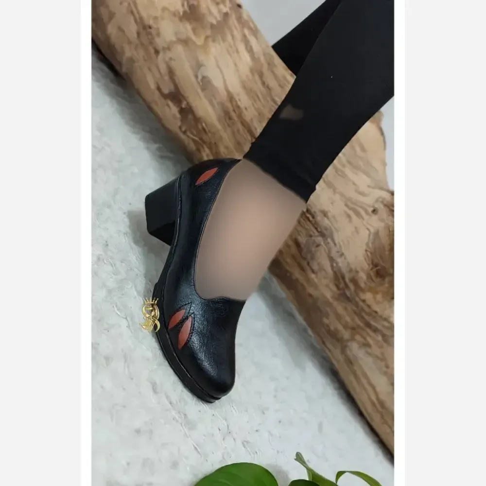 کفش طبی زنانه چرم صنعتی مدل برگی رنگ مشکی