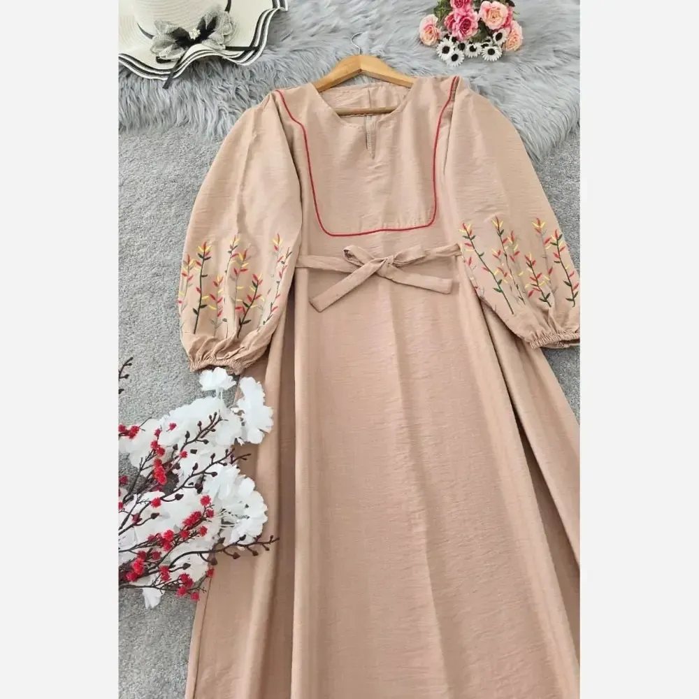 کفتان گلدوزی نرگسی جنس بابوس فری سایز رنگ نسکافه ای و زرشکی