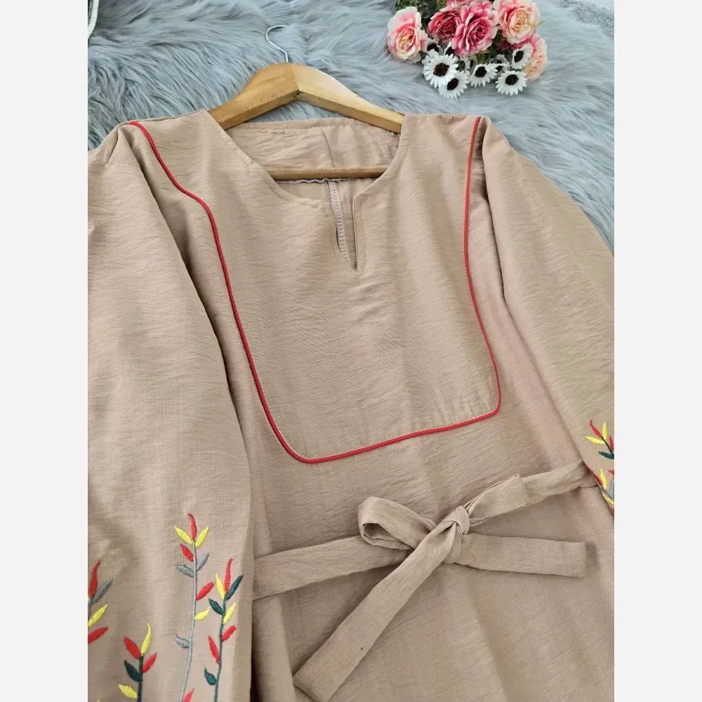 کفتان گلدوزی نرگسی جنس بابوس فری سایز رنگ نسکافه ای و زرشکی