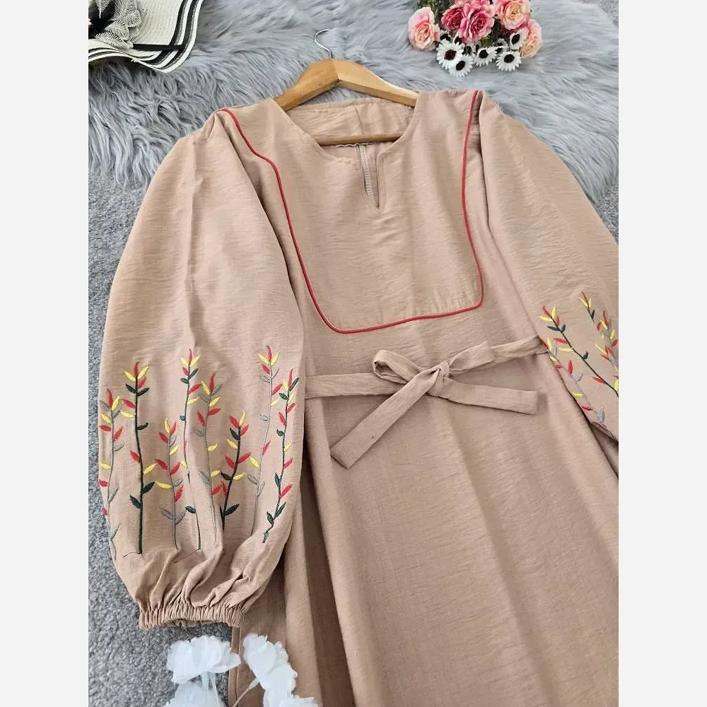 کفتان گلدوزی نرگسی جنس بابوس فری سایز رنگ نسکافه ای و زرشکی