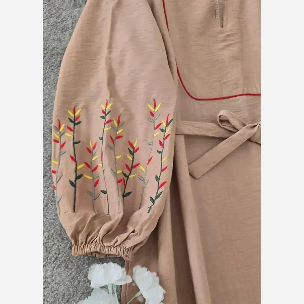 کفتان گلدوزی نرگسی جنس بابوس فری سایز رنگ نسکافه ای و زرشکی