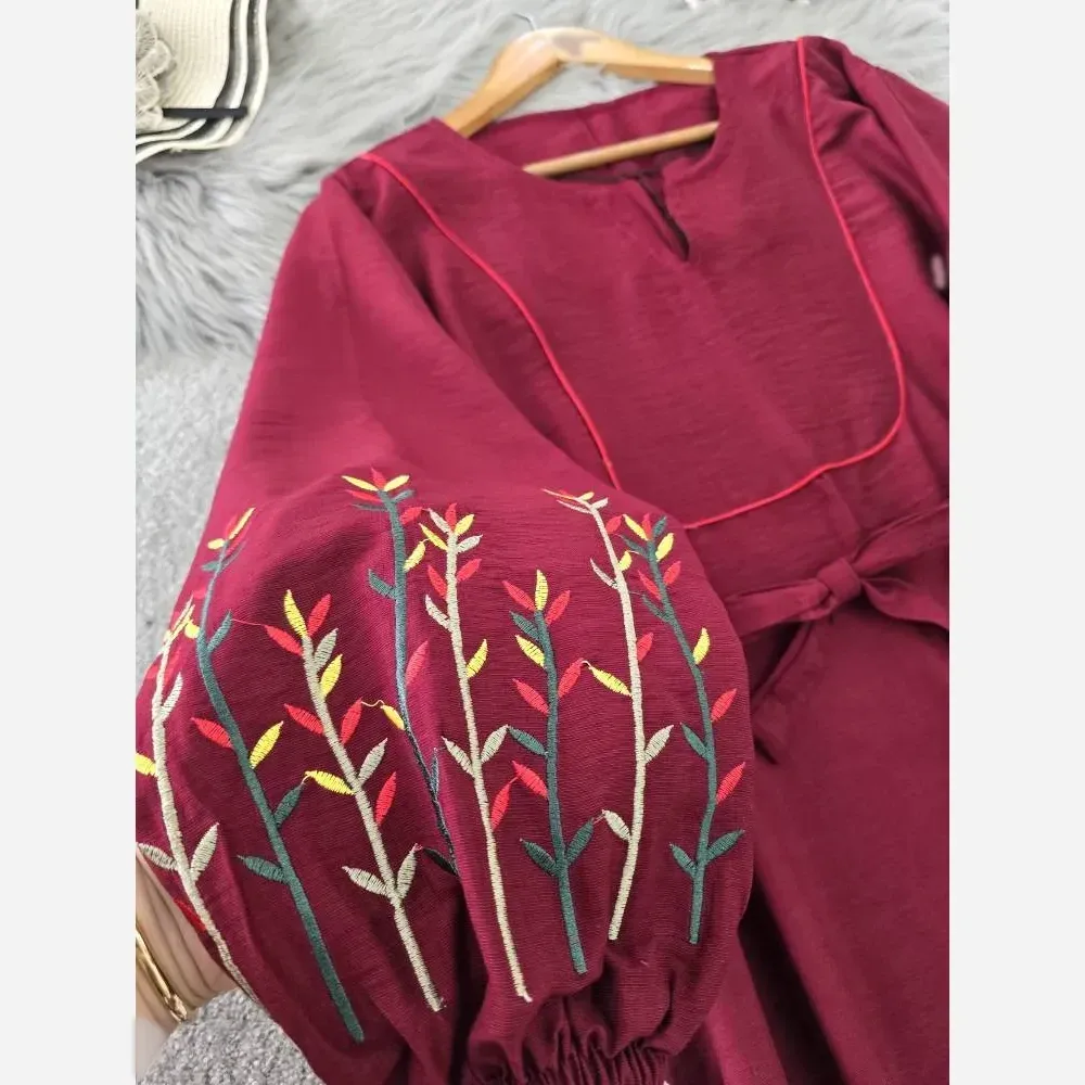 کفتان گلدوزی نرگسی جنس بابوس فری سایز رنگ نسکافه ای و زرشکی