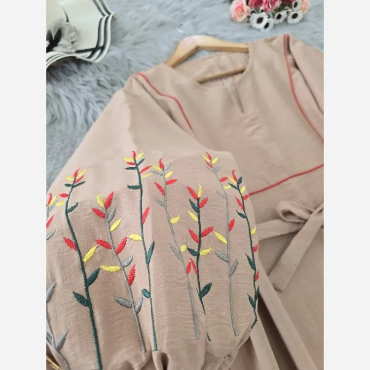 کفتان گلدوزی نرگسی جنس بابوس فری سایز رنگ نسکافه ای و زرشکی