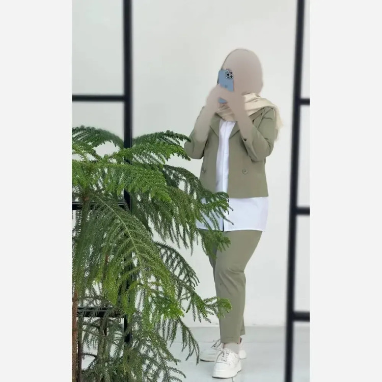 ست سه تیکه زنانه شامل کت و شلوار لنین و شومیز تترون رنگ کرم
