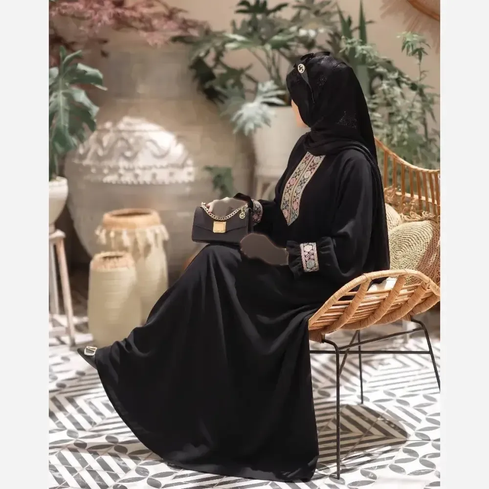 عبا زنانه مدل سارا جنس کرپ ندا مازراتی با خرجکار سوزن دوزی رنگ مشکی