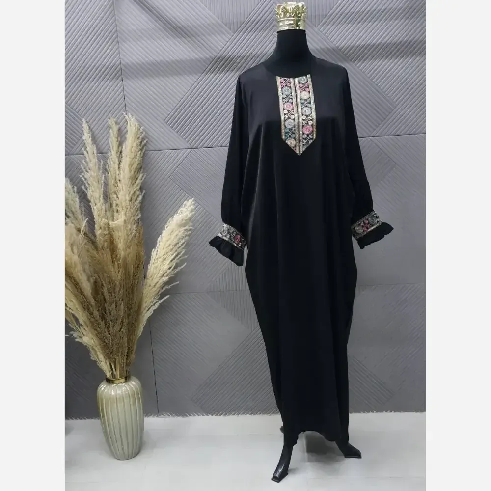 عبا زنانه مدل سارا جنس کرپ ندا مازراتی با خرجکار سوزن دوزی رنگ مشکی