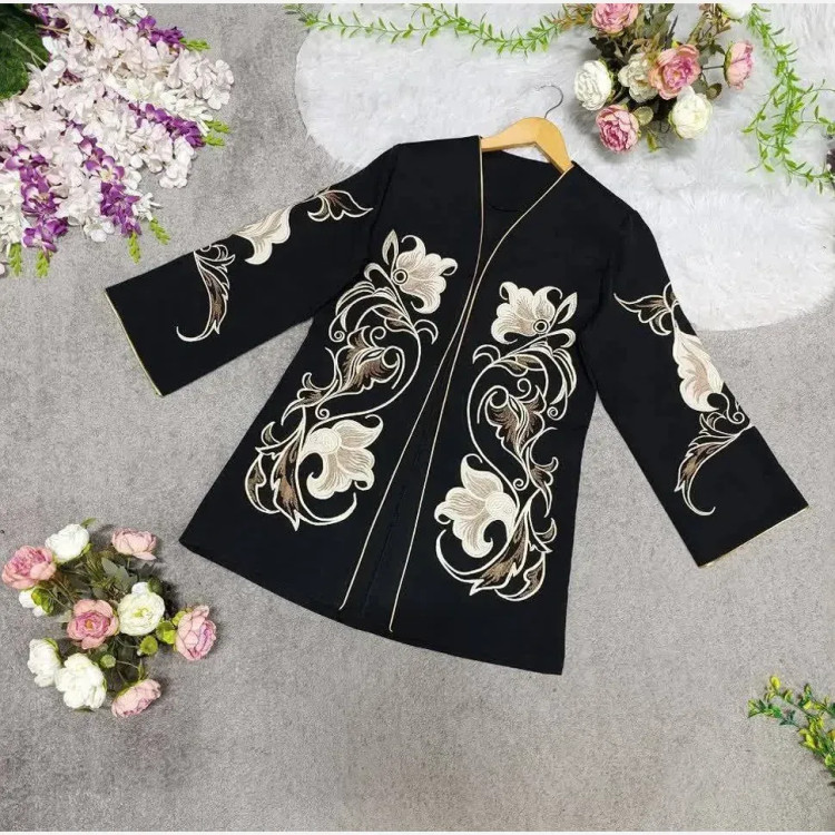 کت مانتویی زنانه مدل هلیا جنس مازراتی گلدوزی شده رنگ مشکی