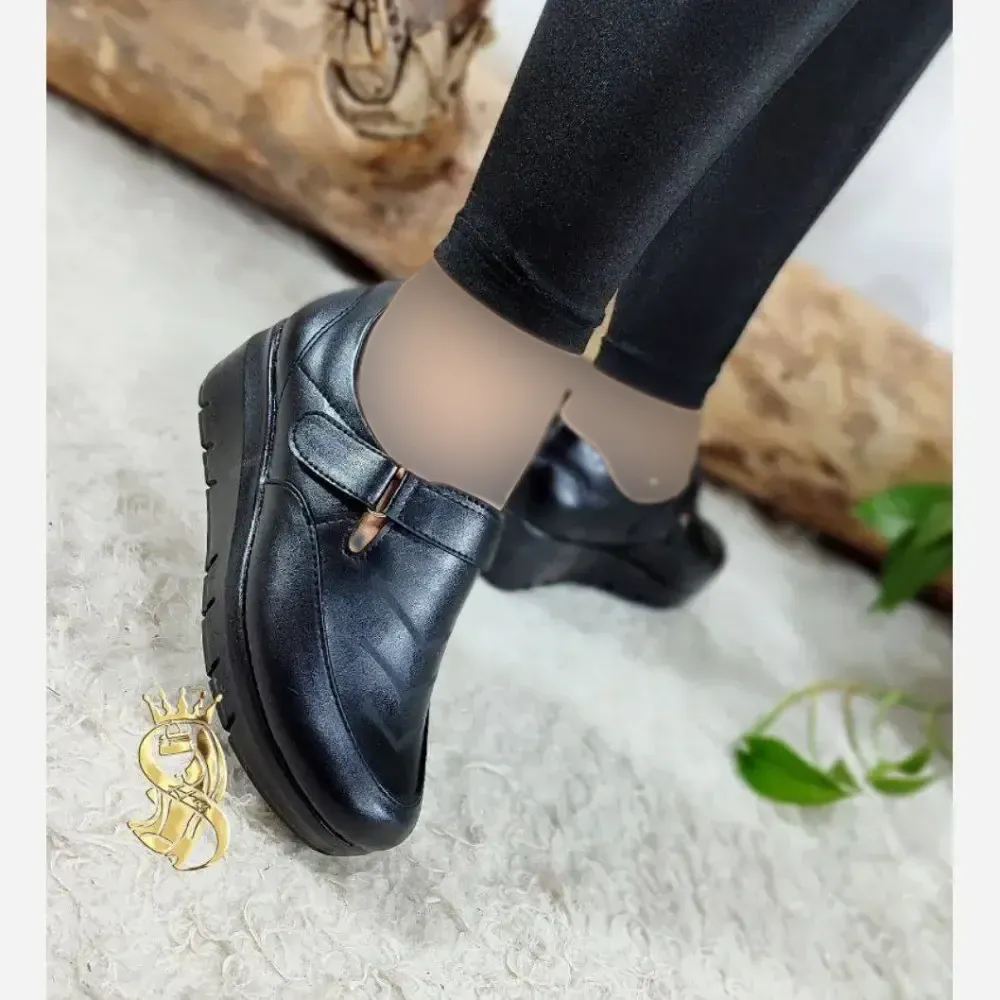 کفش طبی زنانه مدل دالیا چسبی جنس چرم صنعتی رنگ مشکی