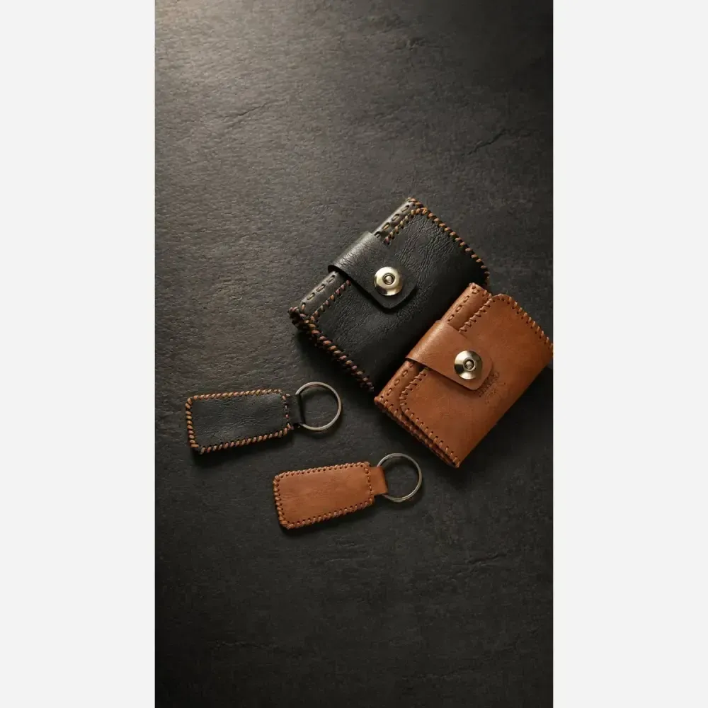 ست جاکارتی و جاسوئیچی چرم طبیعی در رنگبندی مشکی و عسلی