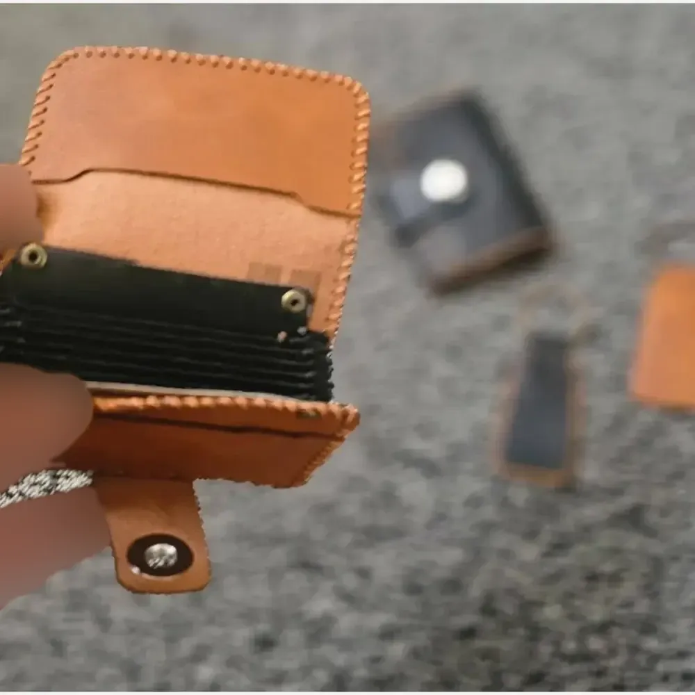ست جاکارتی و جاسوئیچی چرم طبیعی در رنگبندی مشکی و عسلی