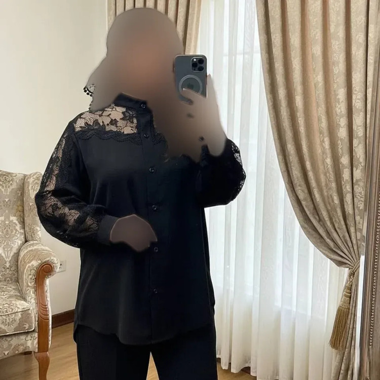 شومیز زنانه کرپ الیزه مشکی دکمه دار با خرجکار نوار قلاب بافی و تور سایز بزرگ