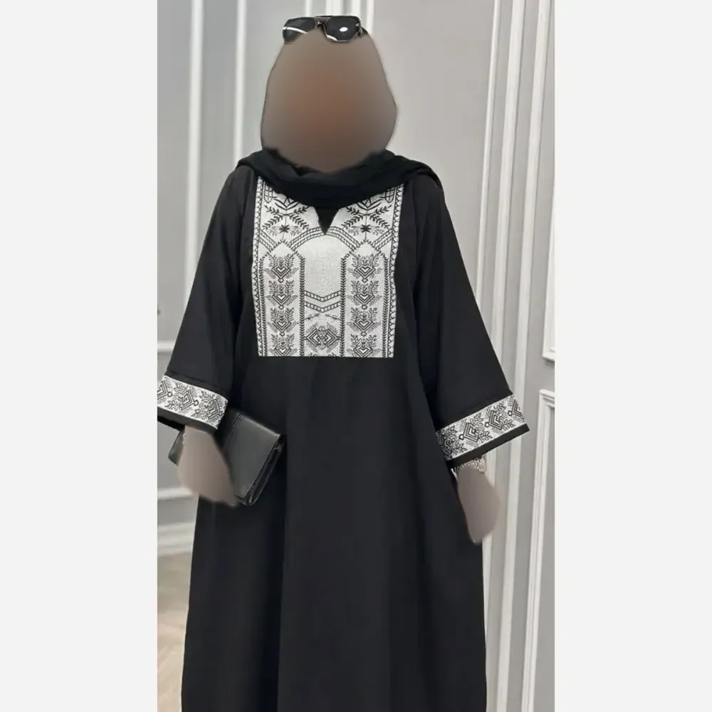 عبای زنانه مدل آلکا جنس داکرون سوزندوزی رنگ مشکی فریسایز