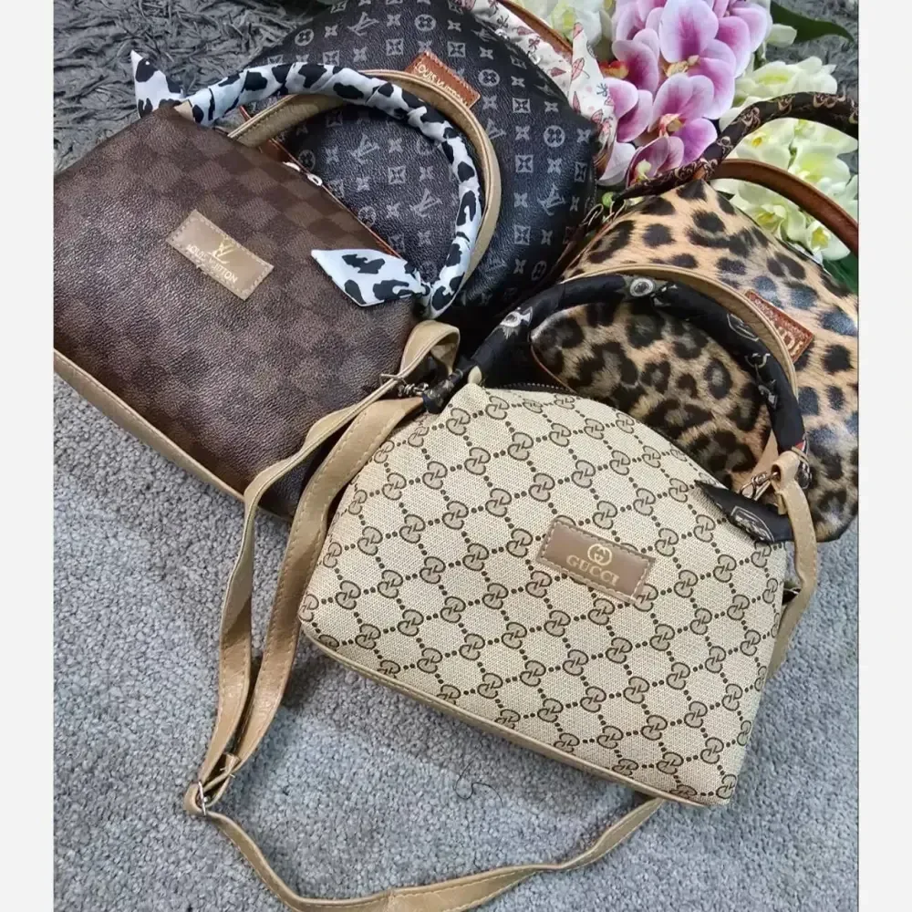 کیف مژگان چرمی با کیفیت سایز آزاد در رنگهای موکا، گوچی، ال وی با بند بلند