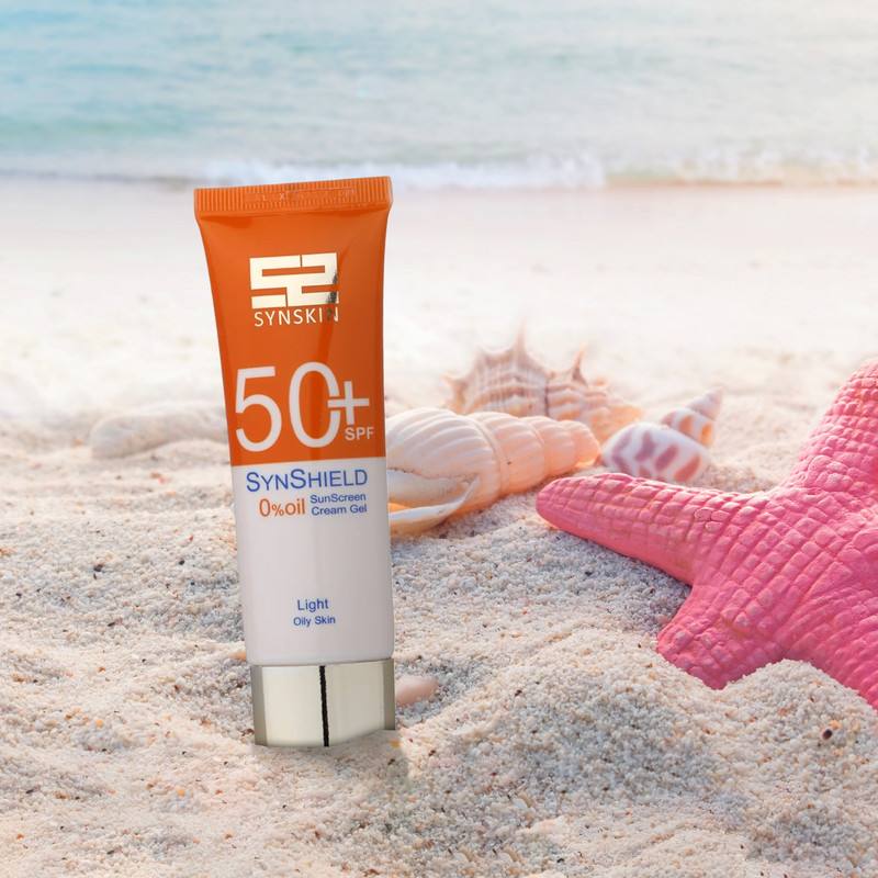 کرم ضد آفتاب رنگی ساین اسکین، SPF 50، مدل Syn Shield، مناسب پوستهای آکنهدار و چرب با حجم 50 میلیلیتر، ضد آب، مرطوبکننده، محافظتکننده در برابر اشعههای UVA و UVB، ضد لک و پیری، ویتامینهای C و E، با ماندگاری 2 ساعته