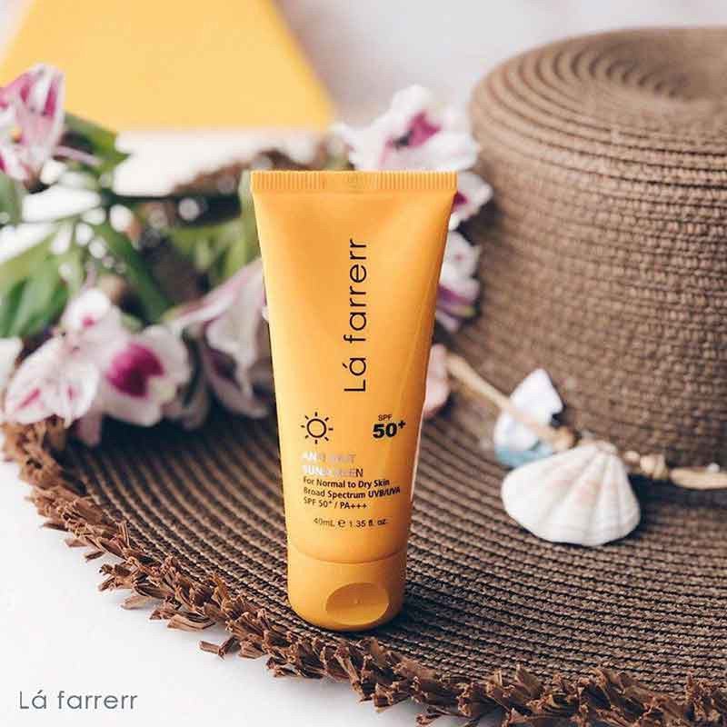 کرم ضدآفتاب و ضدلک بیرنگ لافارر مدل SPF30، مناسب پوستهای خشک و معمولی، حجم 40 میلیلیتر