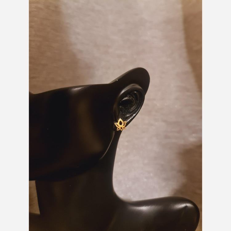 گوشواره طلا 18 عیار طرح گل لوتوس