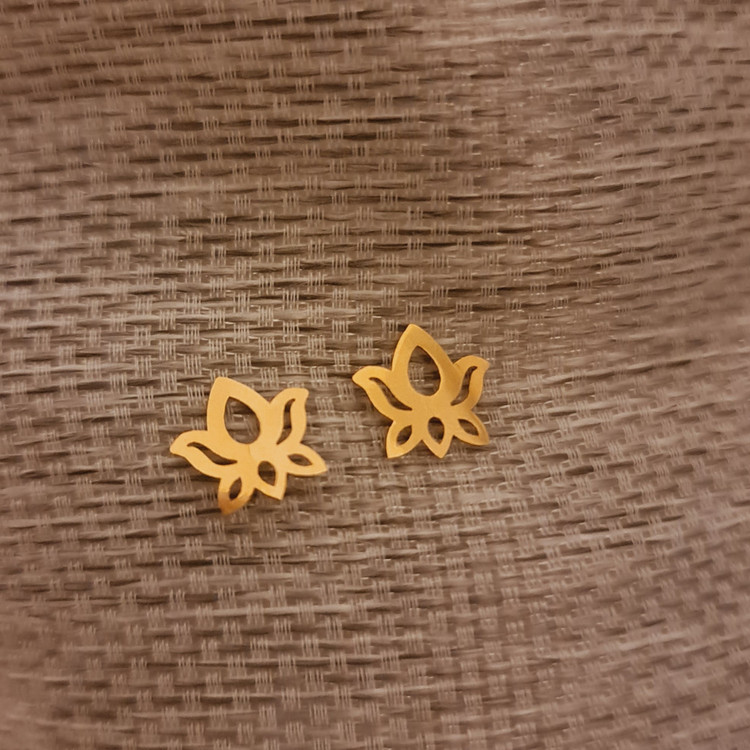 گوشواره طلا 18 عیار طرح گل لوتوس